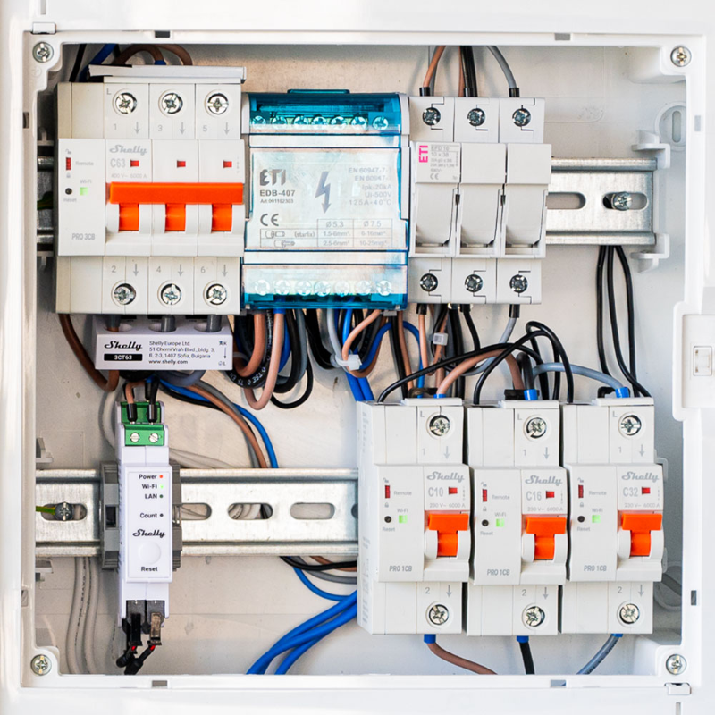 Shelly · Smarter Leitungsschutzschalter · "Pro 4CB C40" · 4-polig · 40A · Fernsteuerung · LAN · WLAN · Bluetooth