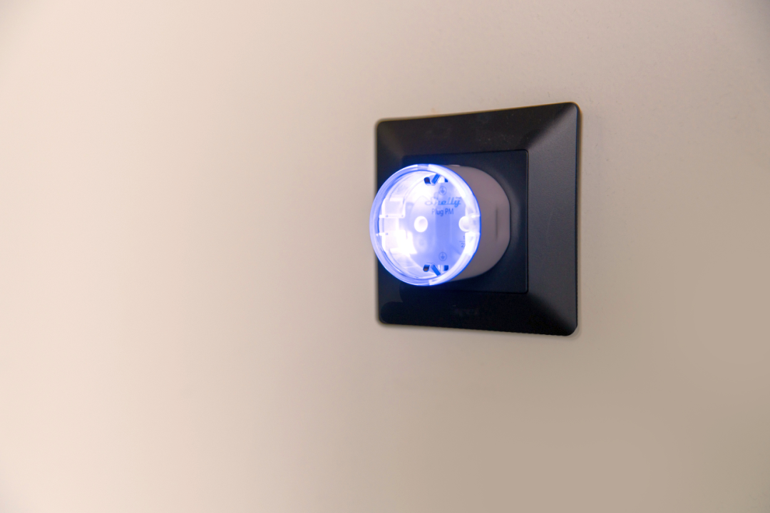 Shelly · Plug & Play "Plug PM Gen3 Black" · Smarter Energiezähler · Messfunktion · WLAN · BT · schwarz