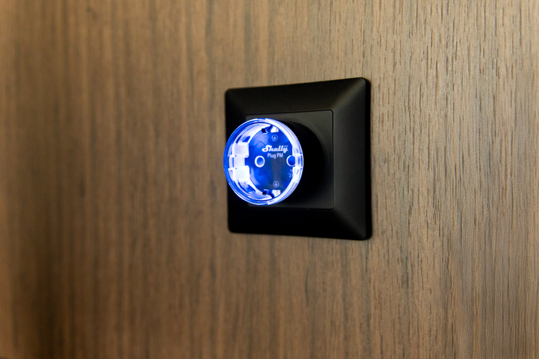 Shelly · Plug & Play "Plug PM Gen3 Black" · Smarter Energiezähler · Messfunktion · WLAN · BT · schwarz