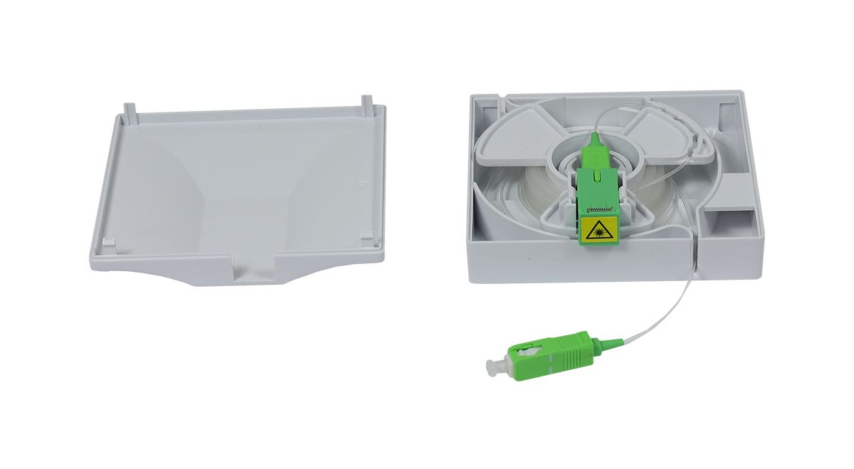 LWL-FTTH Compact Box vorkonfektioniert,  1xSC/APC -> 1xSC/APC, 0-30m,  9/125u, G.657.A2, 1-Faser, OD=0,9mm, Aufputzgehäuse mit Abroller/Spule, Synergy 21