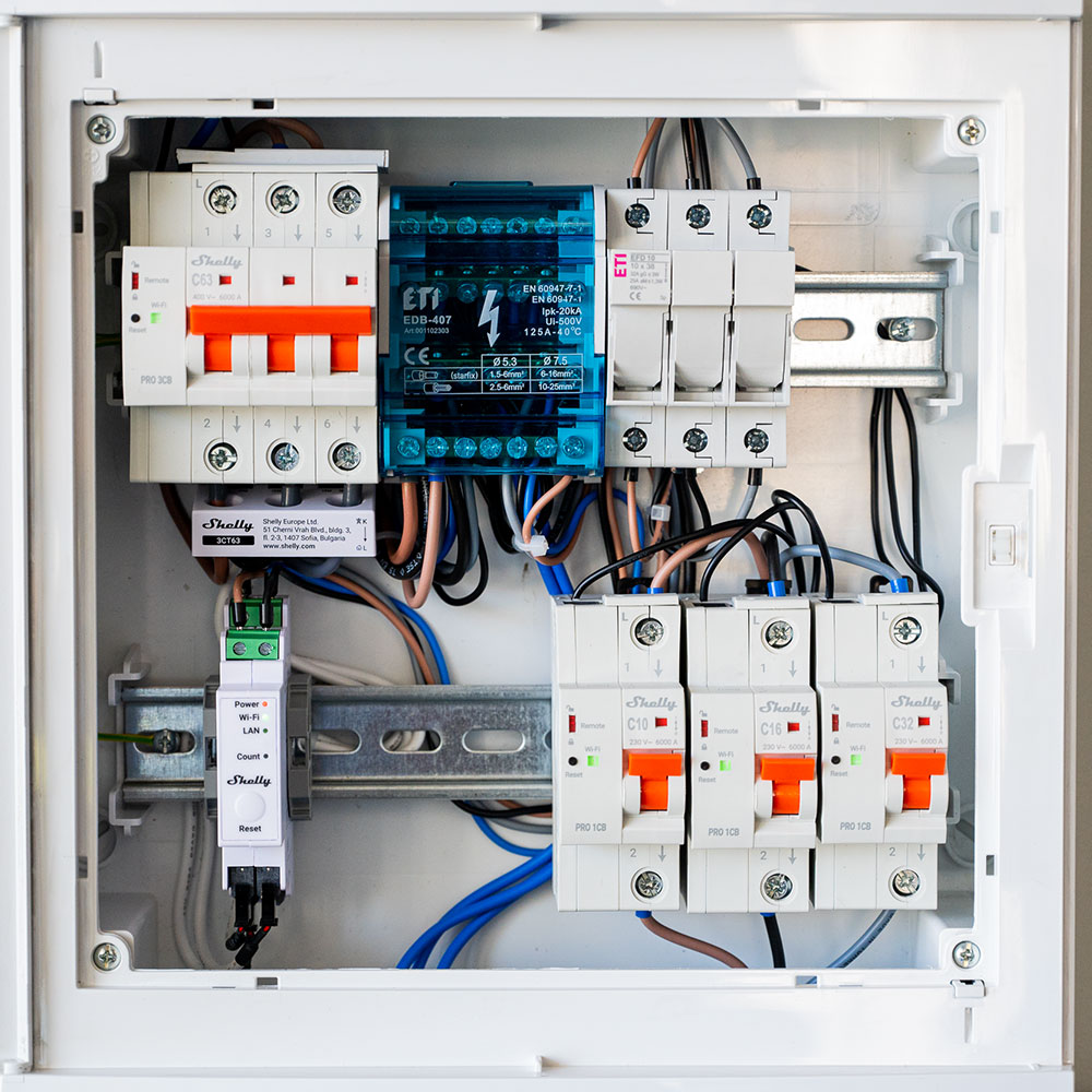 Shelly · Smarter Leitungsschutzschalter · "Pro 3CB C10" · 3-polig · 10A · Fernsteuerung · LAN · WLAN · Bluetooth