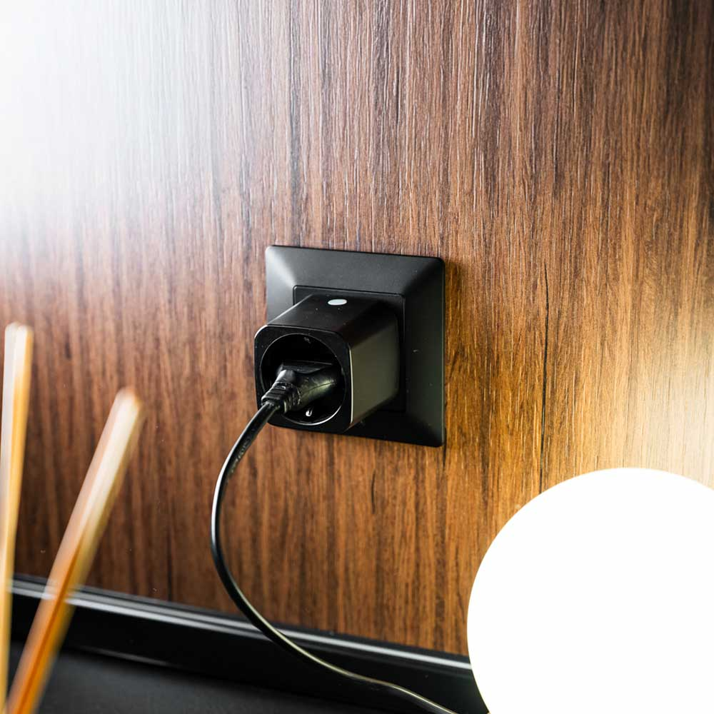 Shelly · Plug & Play "Plug M Gen3 Black" · Smarter Zwischenstecker · 13A · Messfunktion · WLAN · BT · schwarz