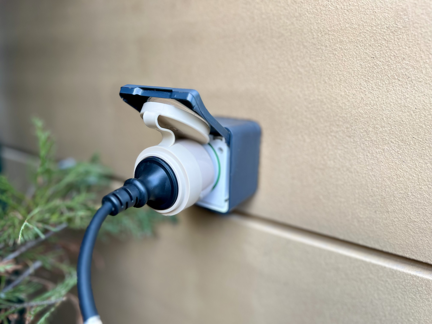Shelly · Plug & Play "Outdoor Plug S Gen3" · Zwischenstecker für draußen · 12A · Messfunktion · WLAN · Matter · BT