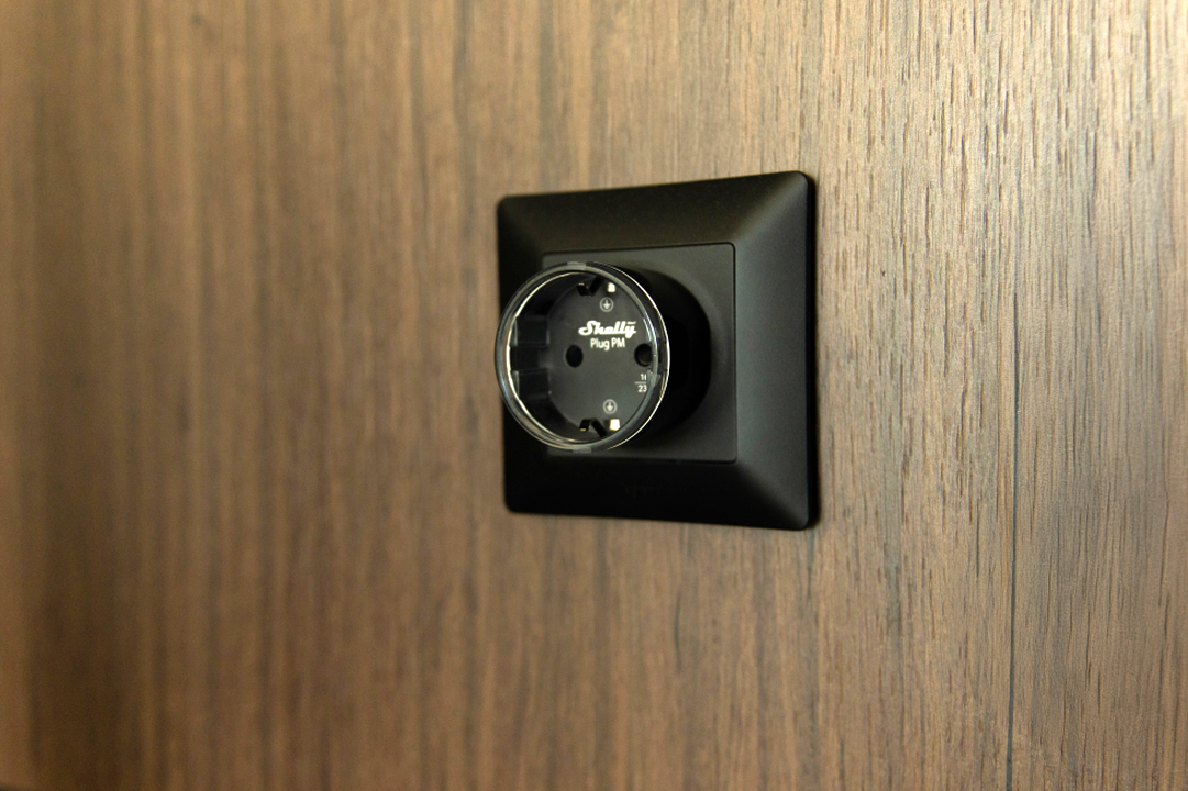Shelly · Plug & Play "Plug PM Gen3 Black" · Smarter Energiezähler · Messfunktion · WLAN · BT · schwarz